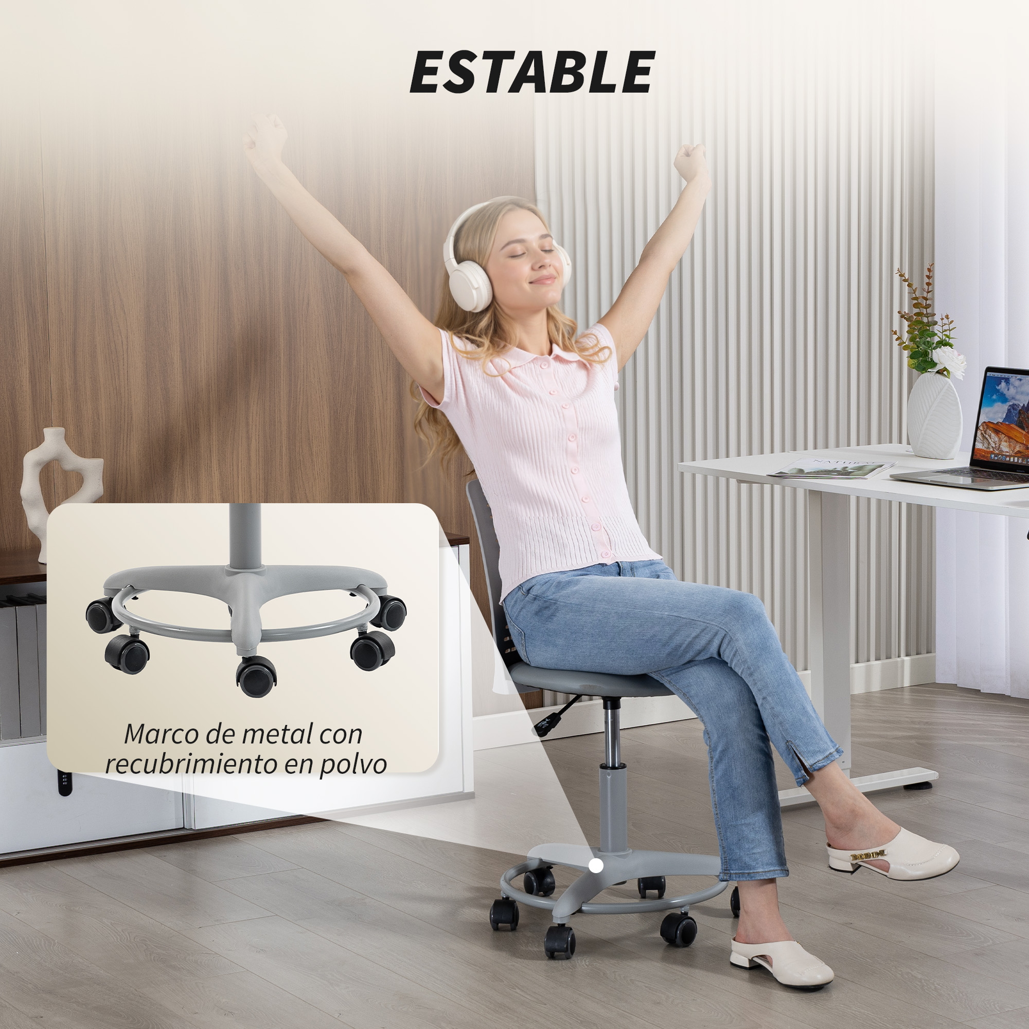 Mujer con auriculares sentada en silla, brazos levantados. Primer plano de la base de la silla.