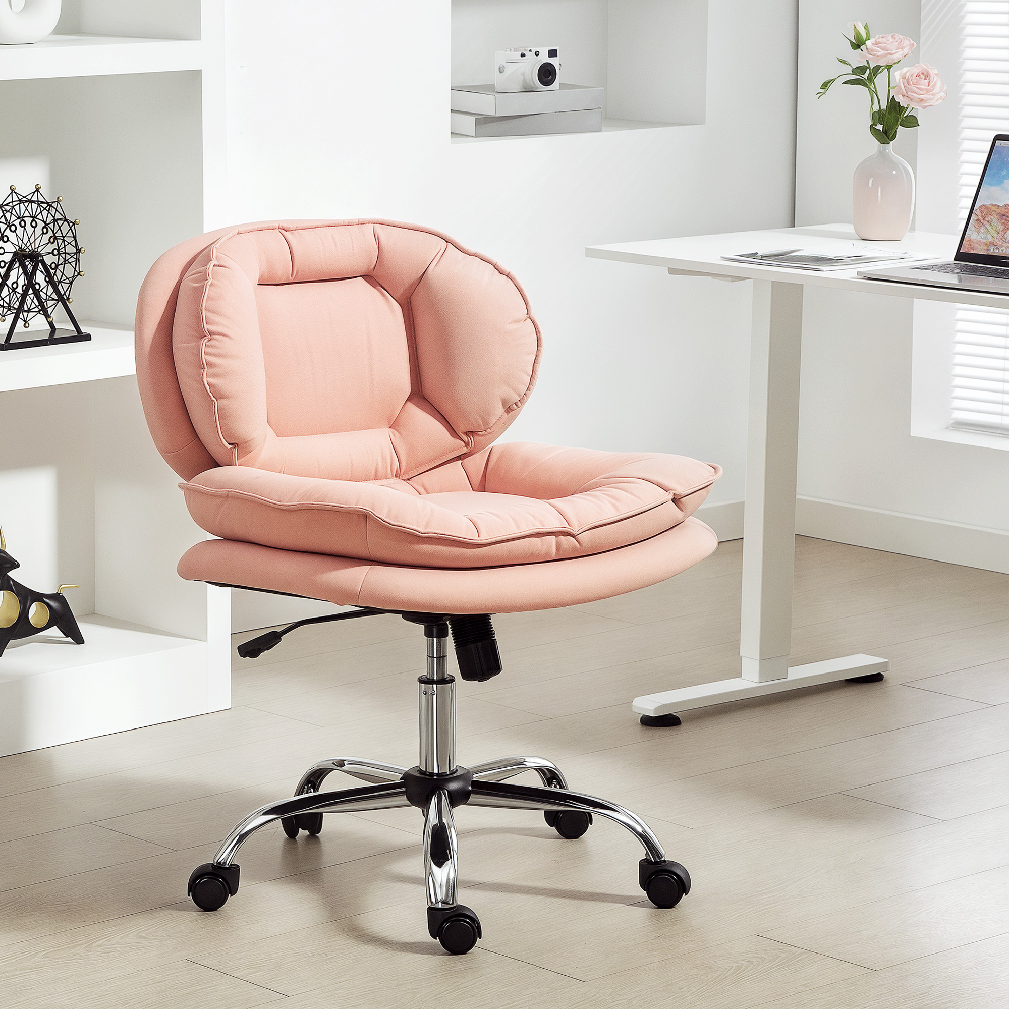 Una silla de oficina rosa con ruedas está en un suelo de madera.