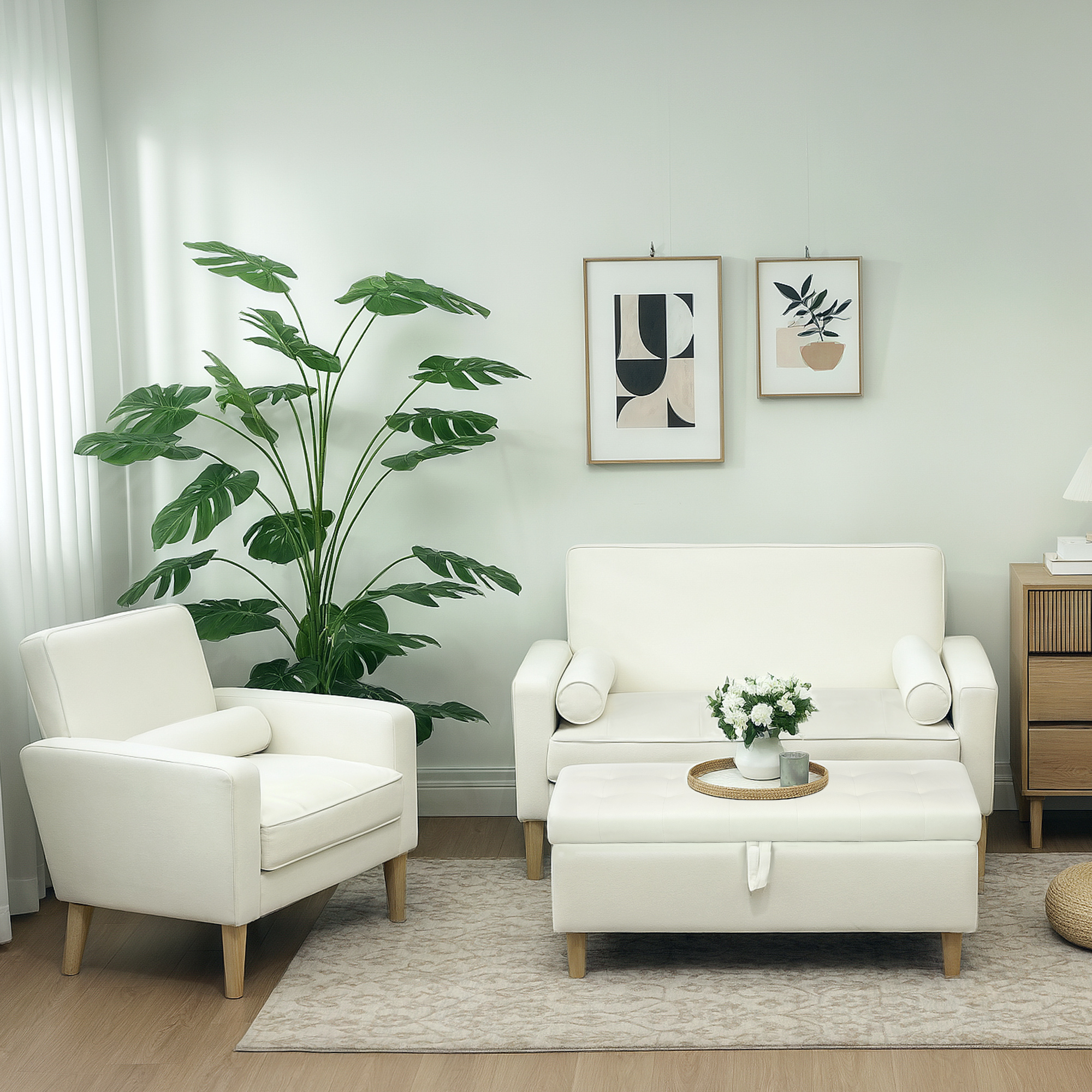 Una sala de estar luminosa con muebles blancos, plantas y arte en la pared.