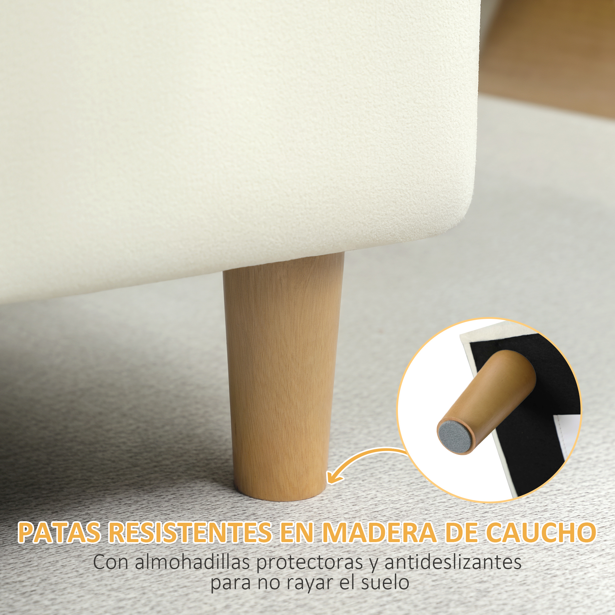 Sofá beige con patas de madera y almohadillas protectoras.