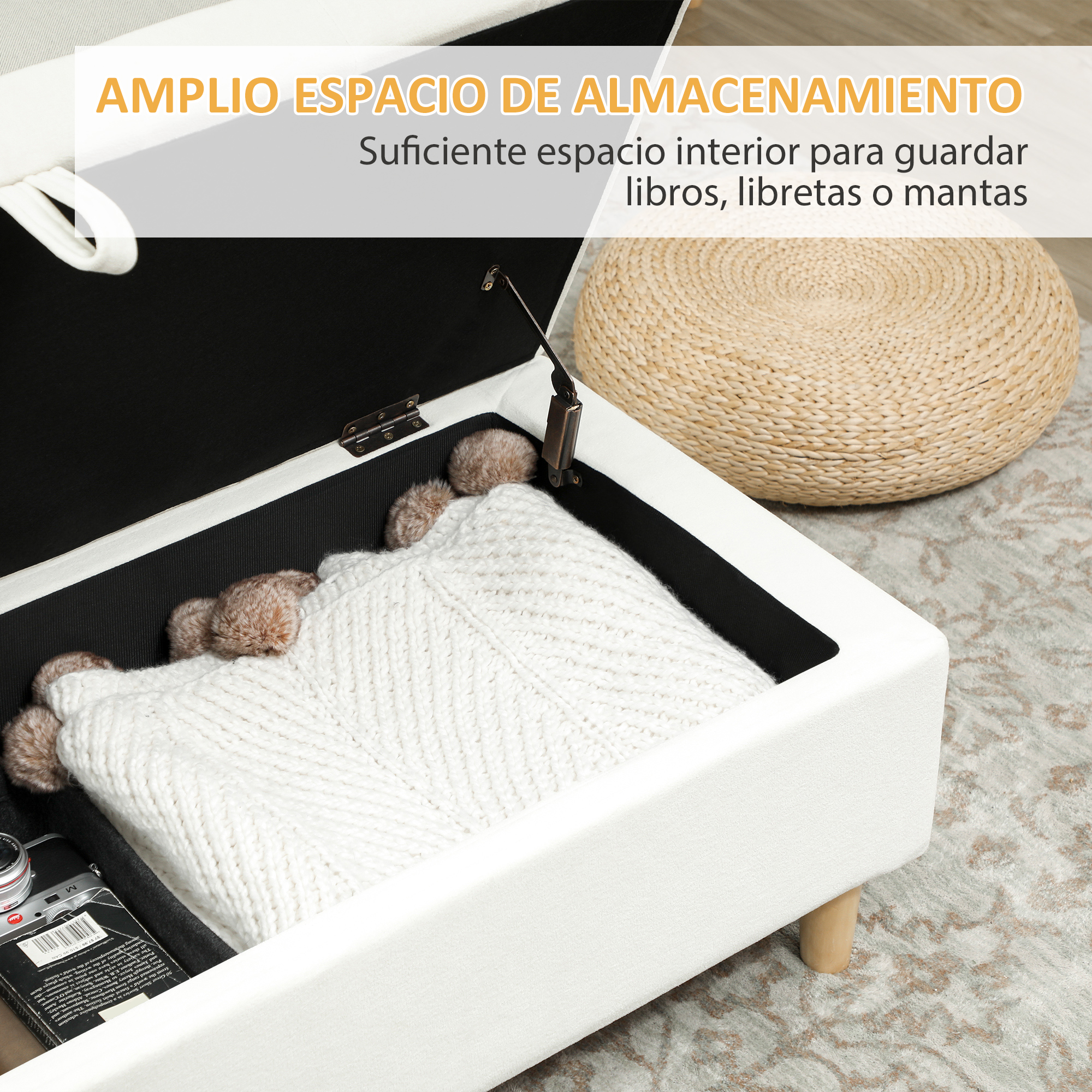 Un banco de almacenamiento blanco con la tapa abierta, mostrando una manta blanca y un libro.