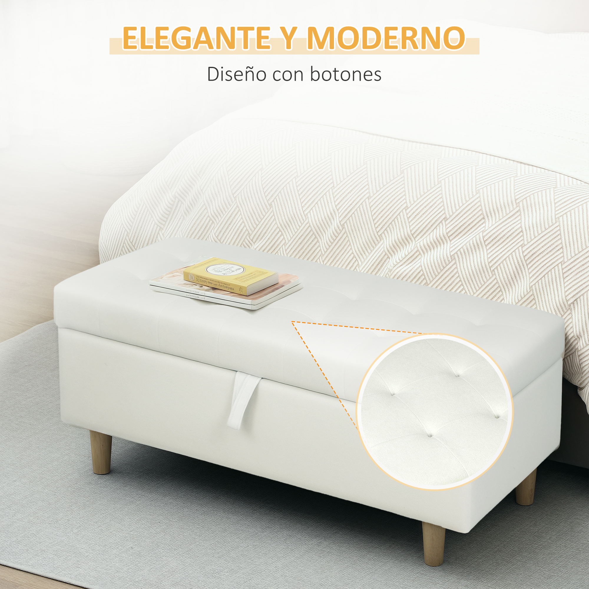 Un otomana blanco con capitoné y patas de madera junto a una cama.