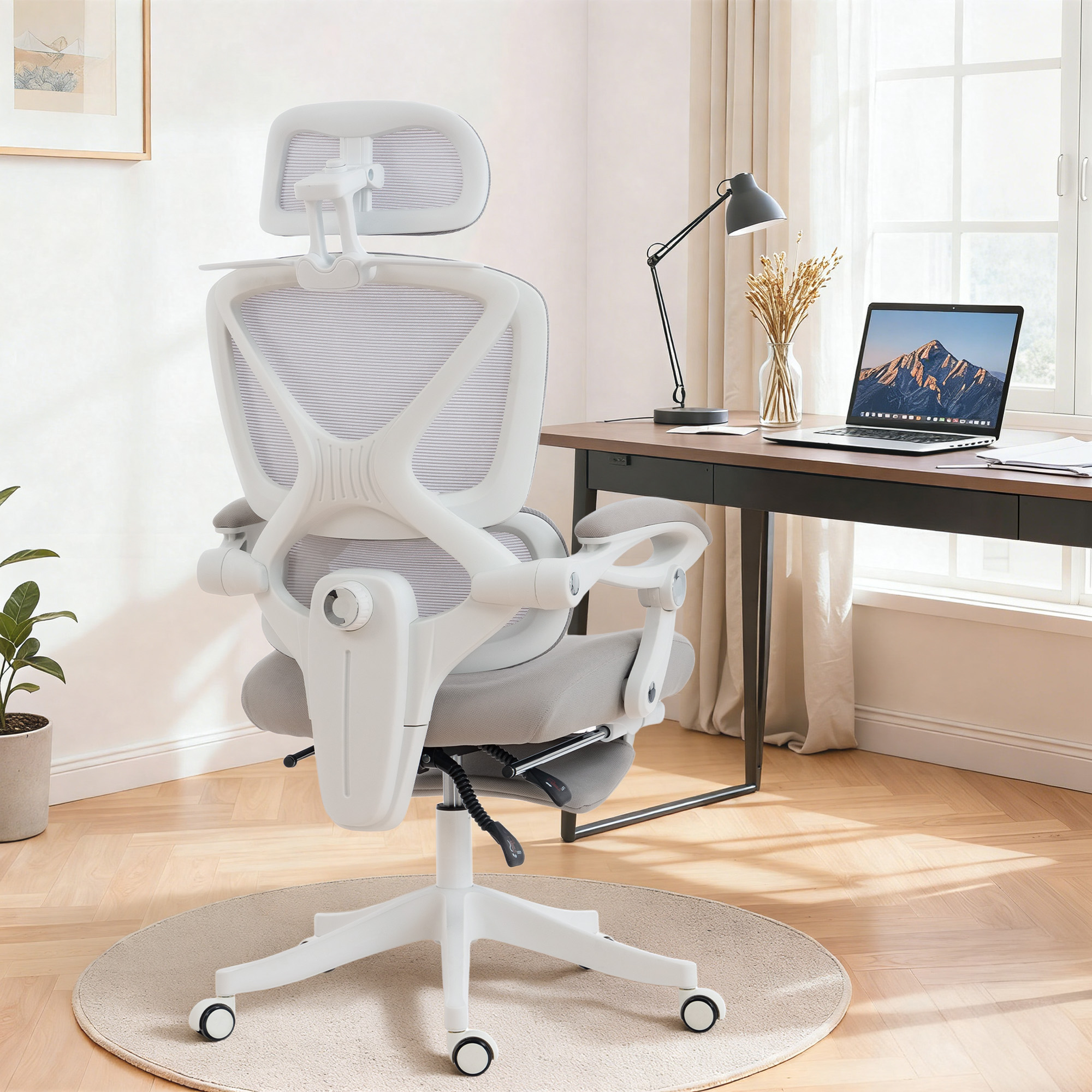 Una silla de oficina ergonómica blanca con respaldo de malla está sobre una alfombra redonda.