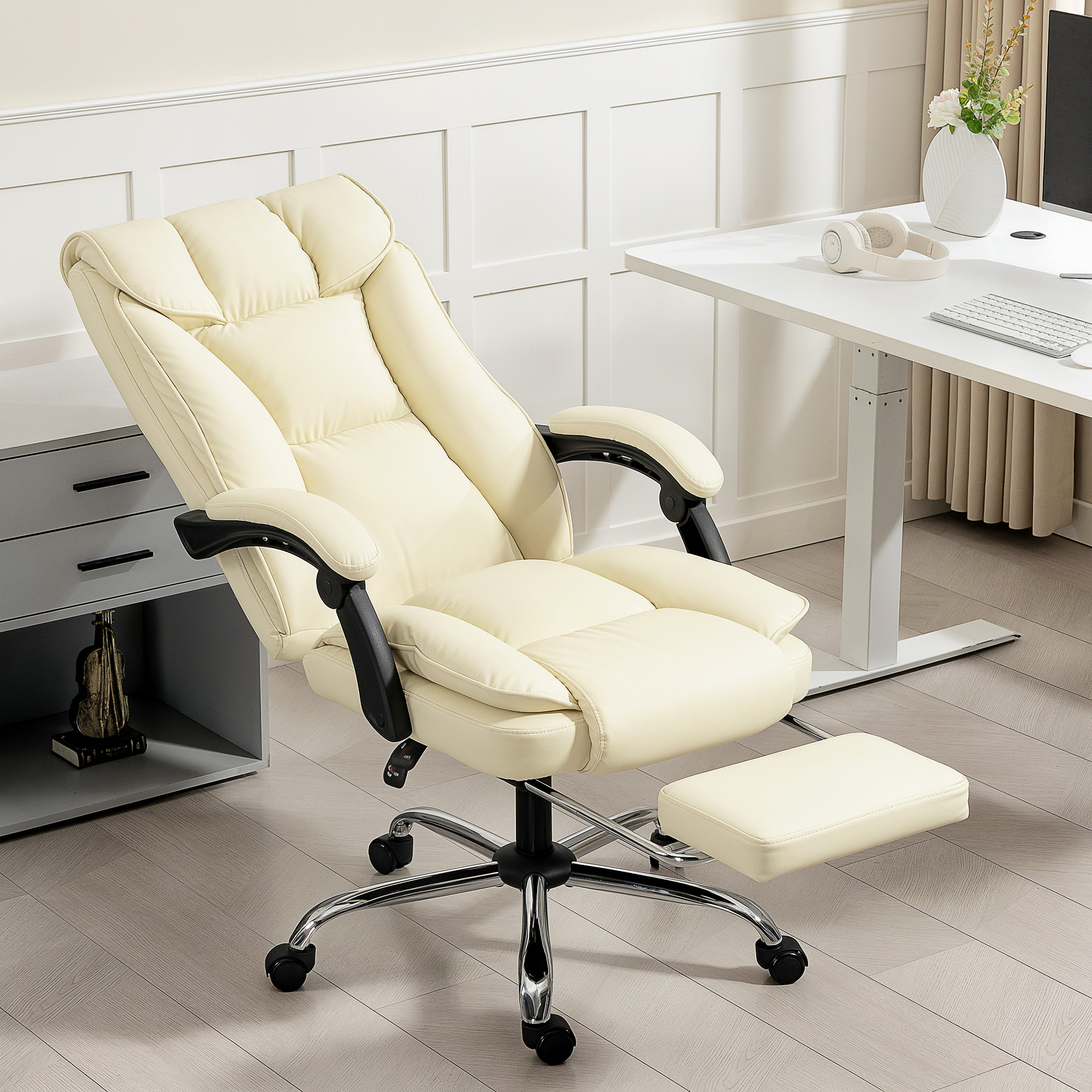 Una sedia da ufficio color crema con poggiapiedi estraibile su pavimento in legno.