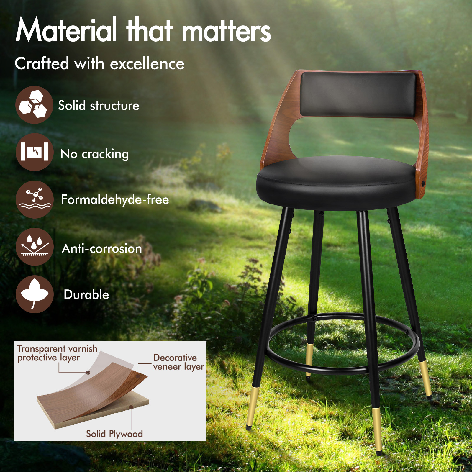 Ein Barhocker mit schwarzem Sitz und Holzrückenlehne steht im Freien.