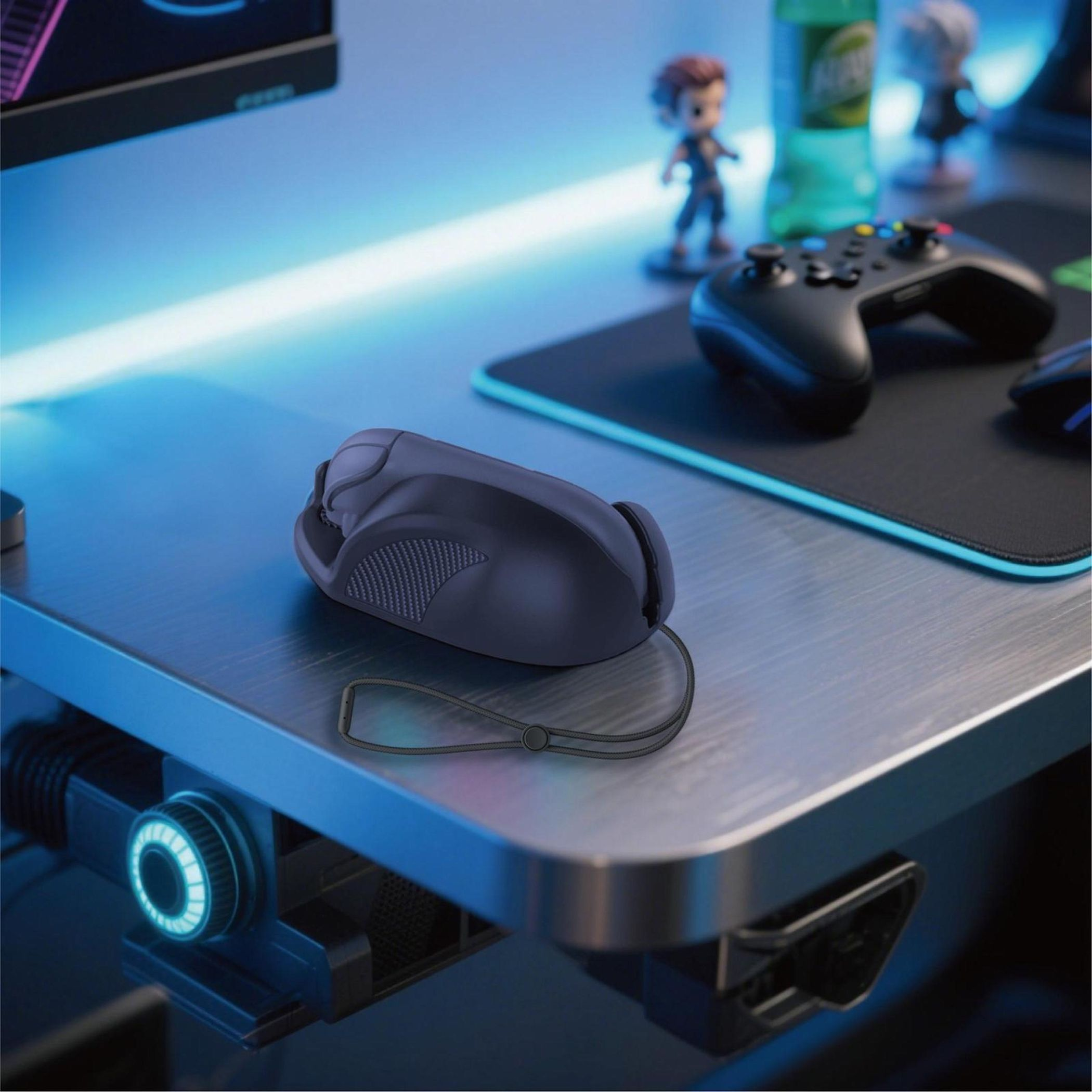 Dunkelgraues Maus-Zubehör mit Lanyard auf einem Schreibtisch mit Controller.