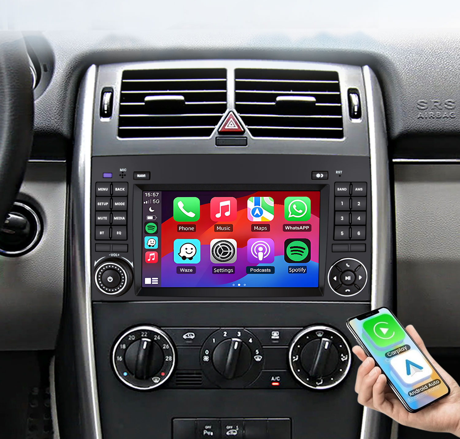 Ein Smartphone mit Apple CarPlay und Android Auto wird neben dem Infotainment-Bildschirm eines Autos gehalten.