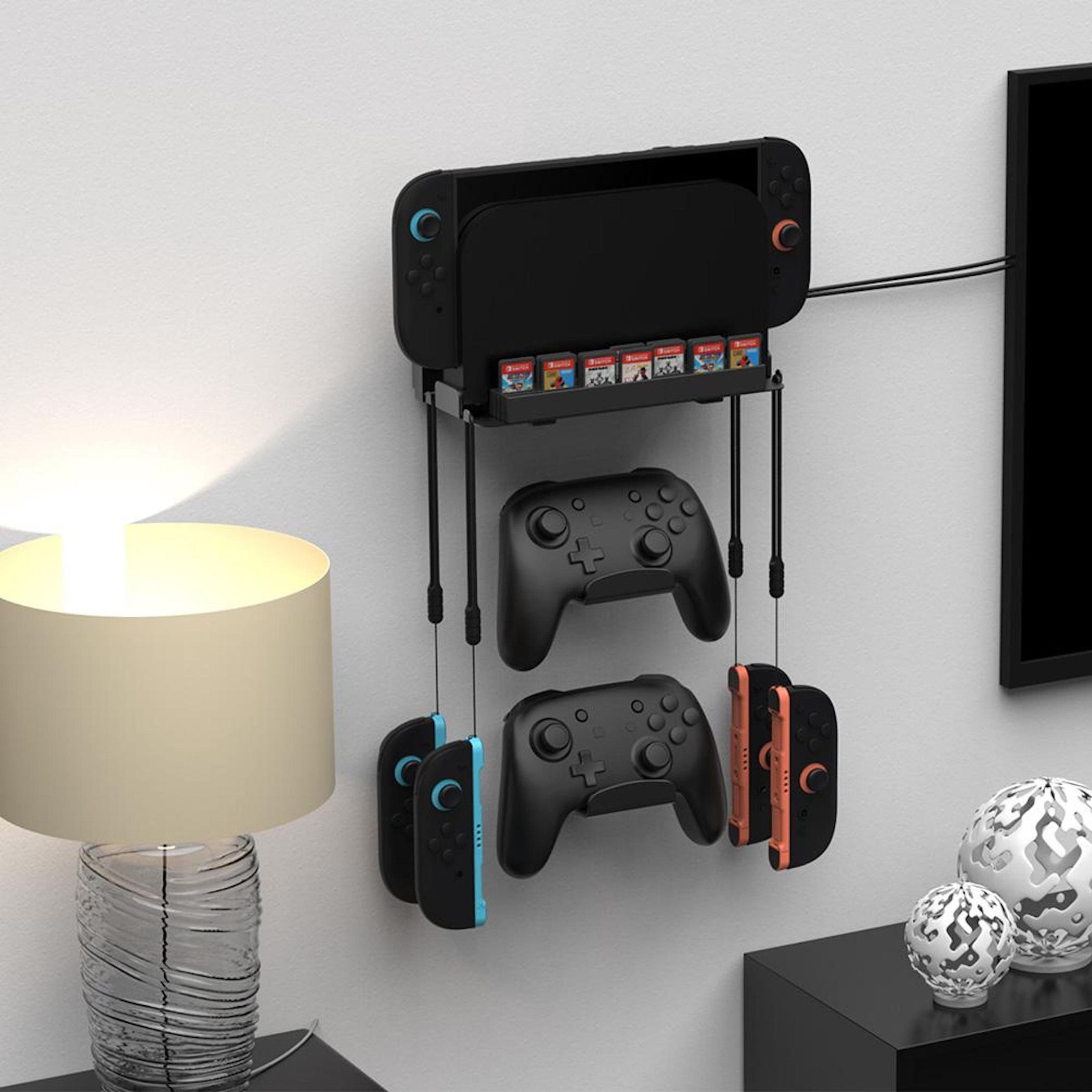 Schwarze Wandhalterung für Nintendo Switch, Spiele und Controller. Lampe und Deko auf Regal.