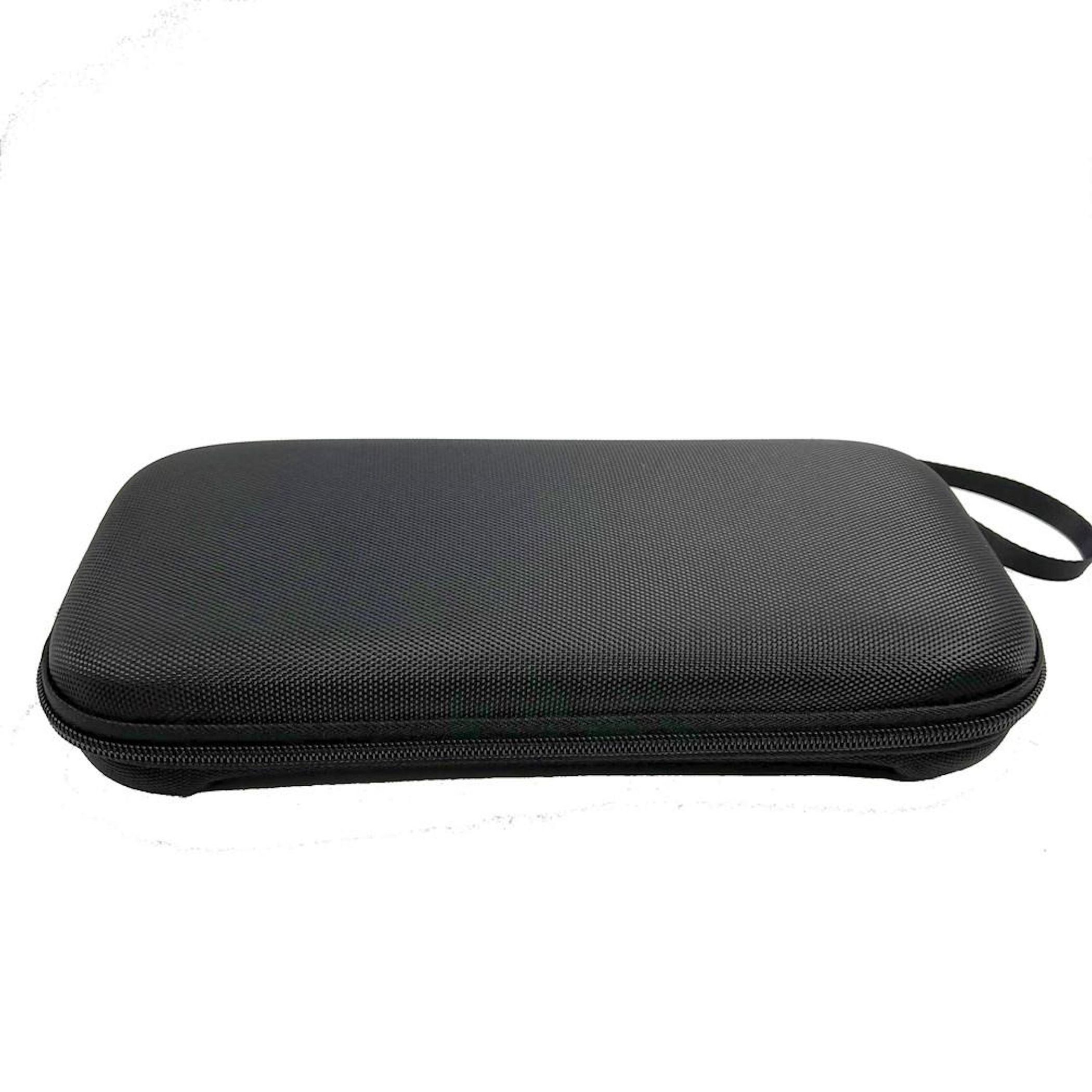 Schwarze, rechteckige Reisetasche mit Reißverschluss und Trageschlaufe.