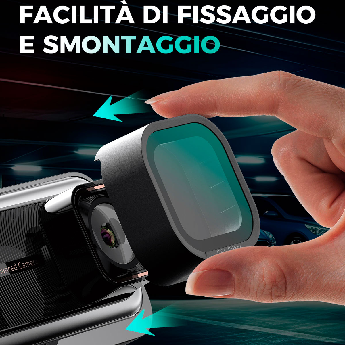 Una mano tiene un filtro davanti a una fotocamera per il montaggio. Parcheggio sullo sfondo.