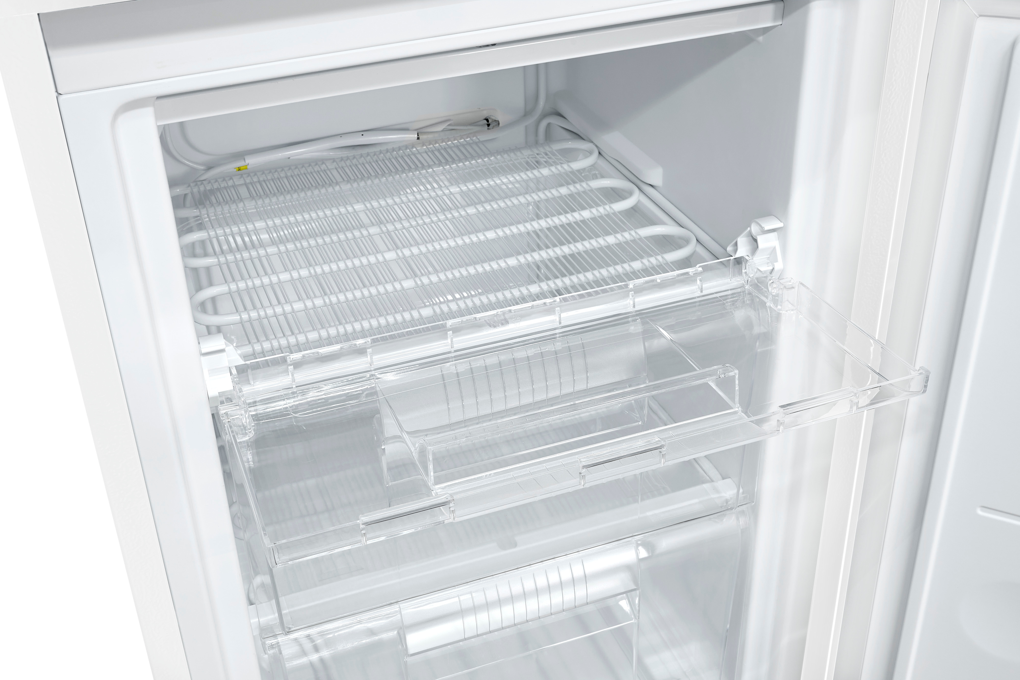 Vista interior de un refrigerador con estantes de alambre y cajones transparentes.