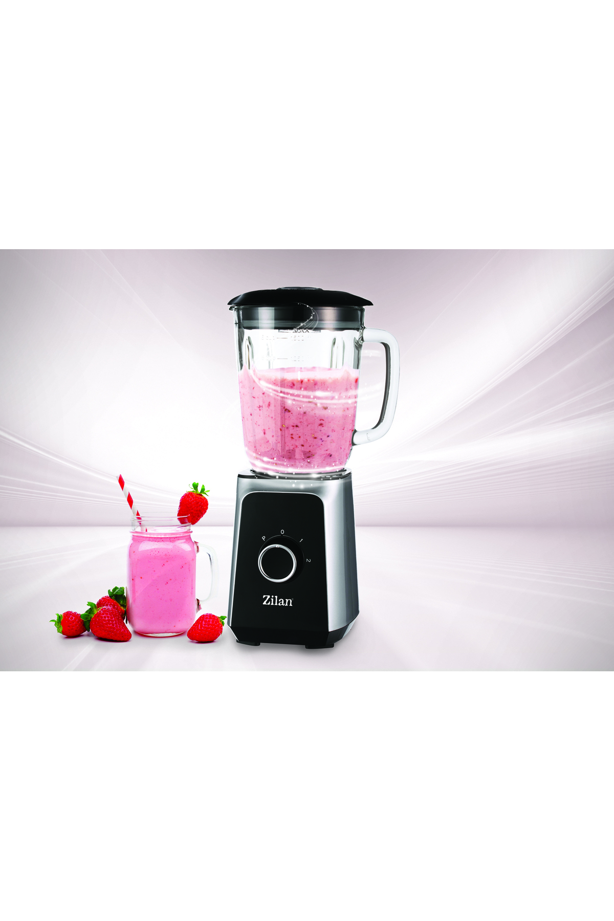 Taze çileklerin yanında çilekli smoothie içeren bir blender.