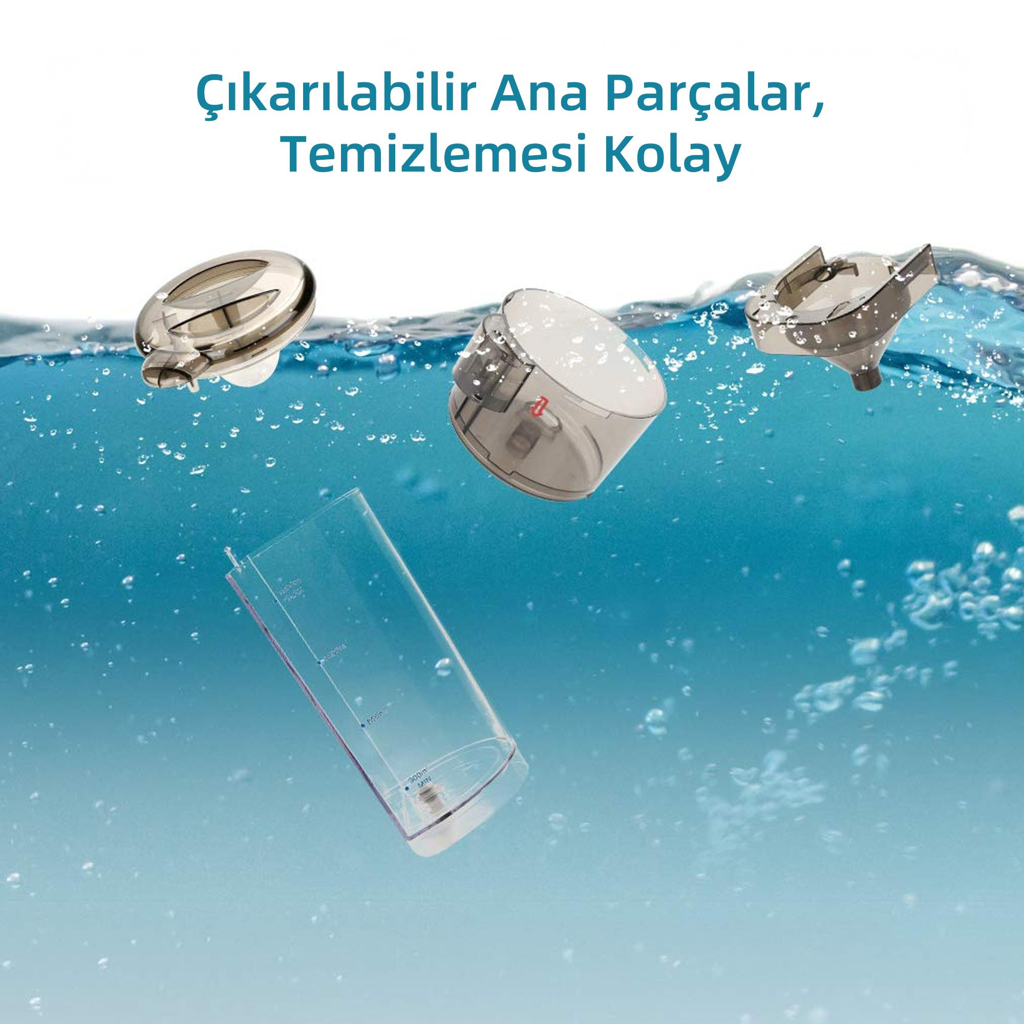 Şeffaf hazne parçaları ve kapak, baloncuklu mavi suda yüzüyor.