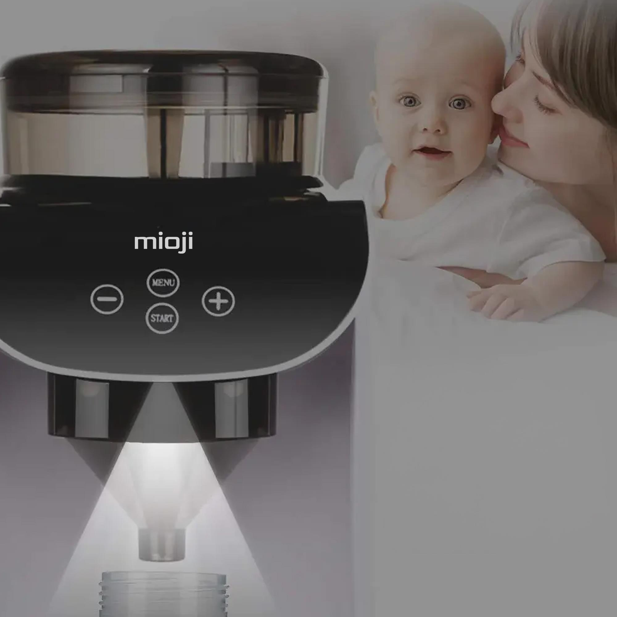 Kontrol panelli ve ışıklı MiOJi su sebili yanında bir bebek ve anne.