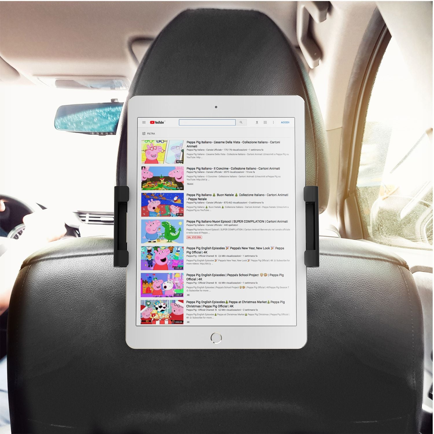 Een tablet met YouTube-video's van Peppa Pig is bevestigd aan een autostoel.