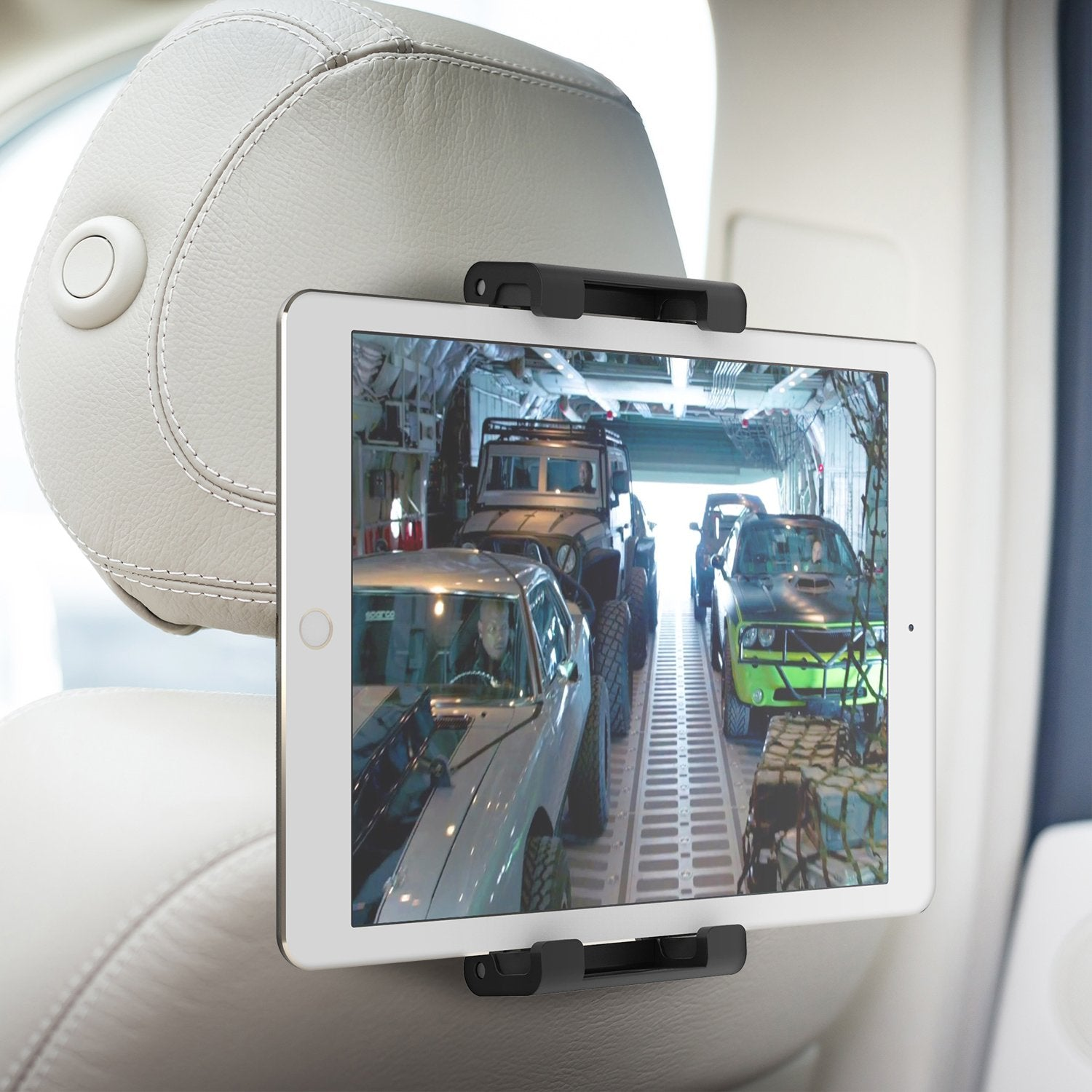 Tablet toont auto's in vliegtuig: zilveren klassieker, jeep en groene sportauto.
