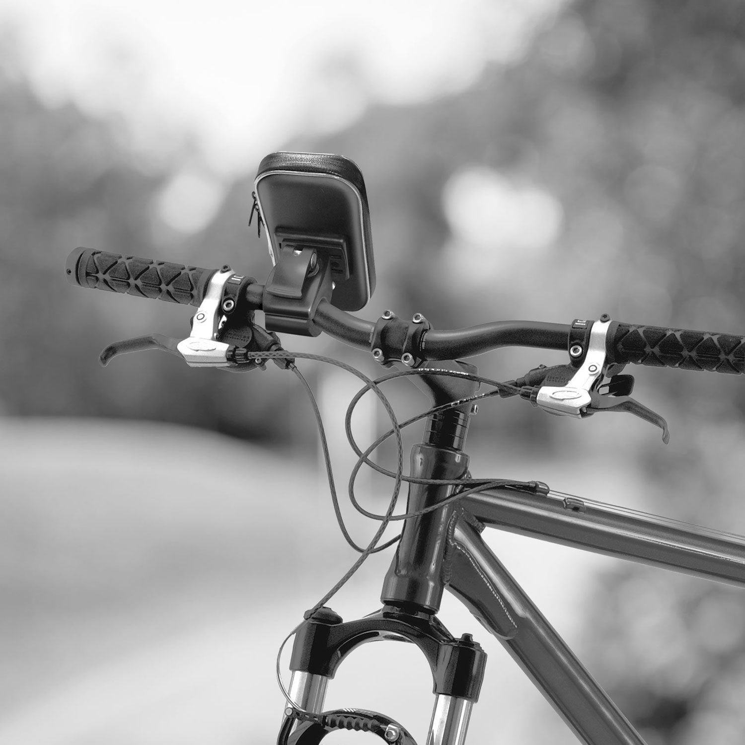 Vooraanzicht van een fietsstuur met telefoonhouder en voorvork.