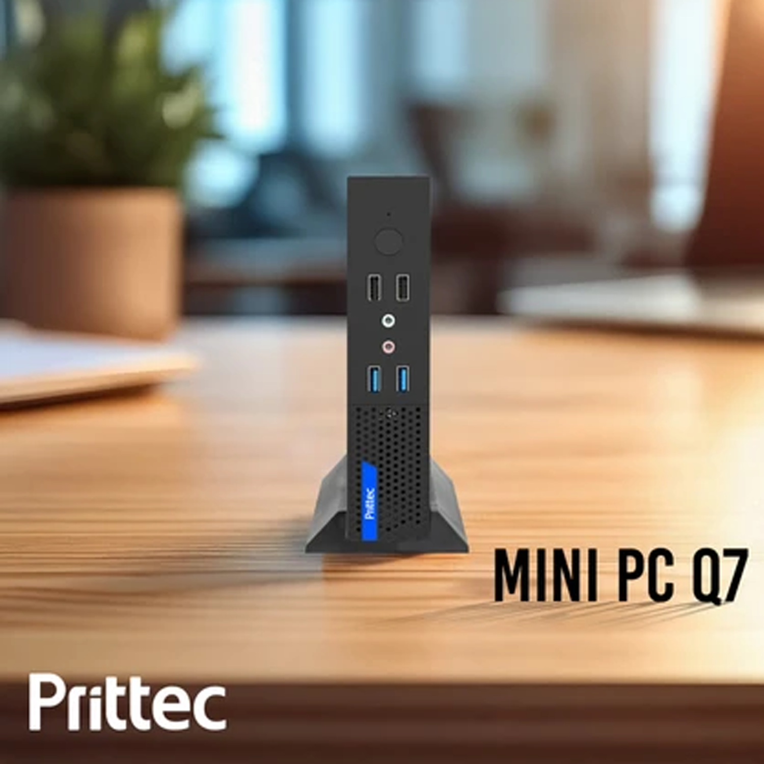 Ahşap bir masada stant üzerinde siyah bir mini PC.