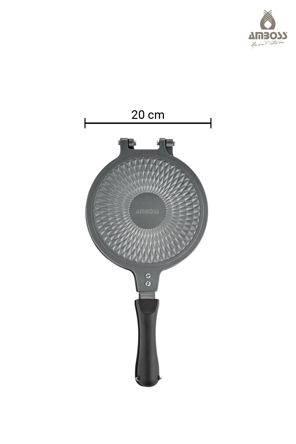 Siyah saplı gri waffle makinesi, 20 cm genişliğinde.