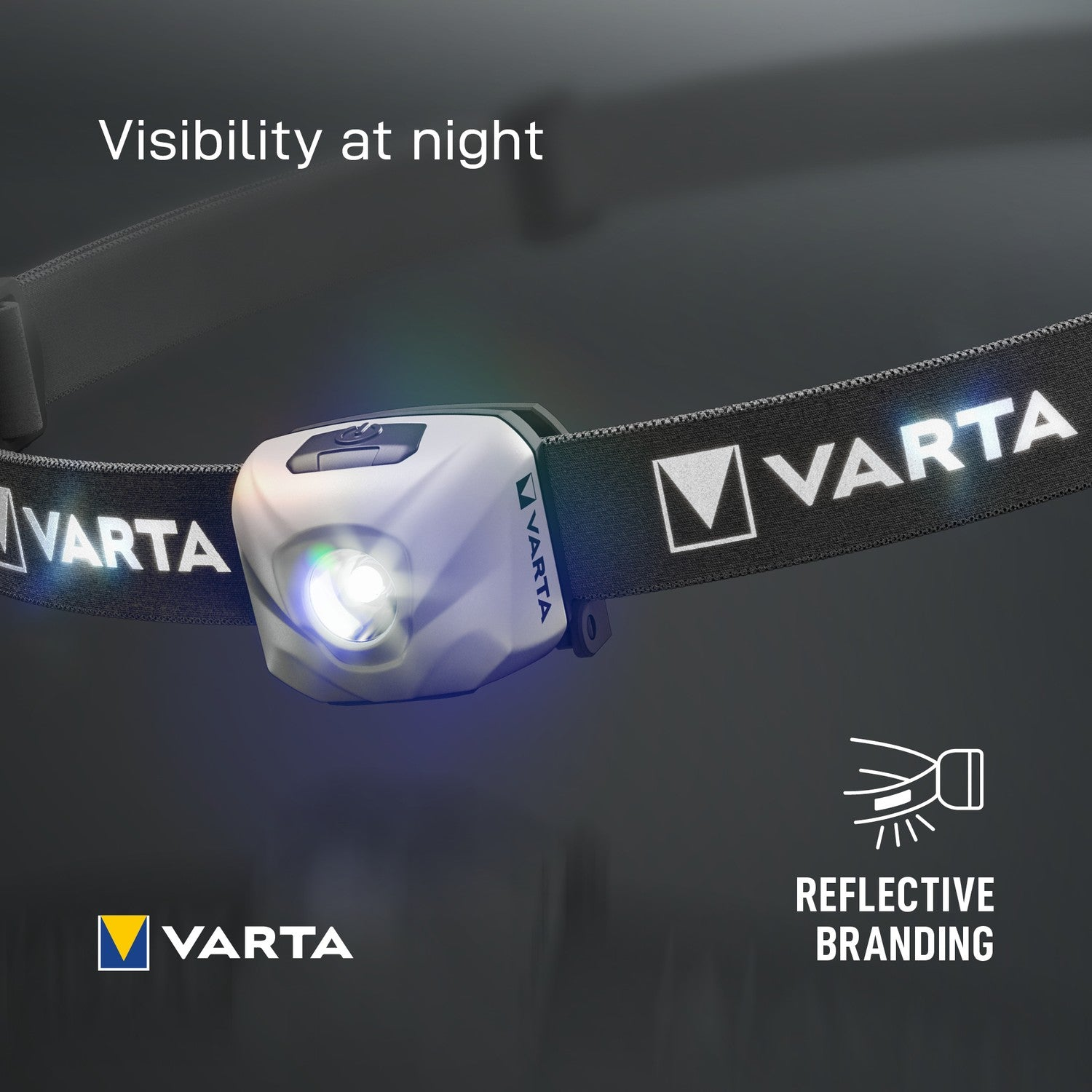 Een witte Varta hoofdlamp met een verlichte bundel op een zwarte band.