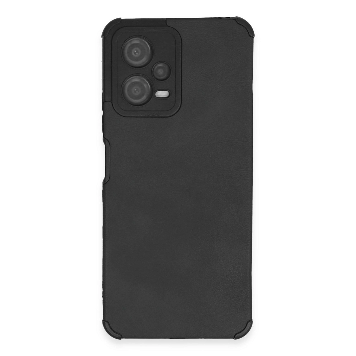 Sol üstte dikdörtgen kamera modülü oyuğuna sahip siyah telefon kılıfı.