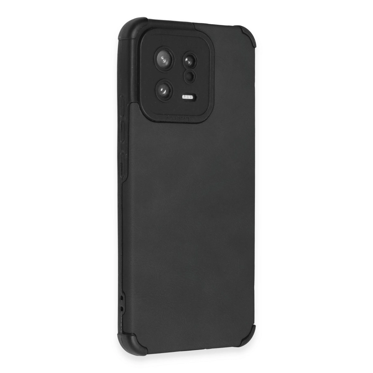 Üç lensli ve flaşlı kamera modülüne sahip siyah telefon kılıfı.