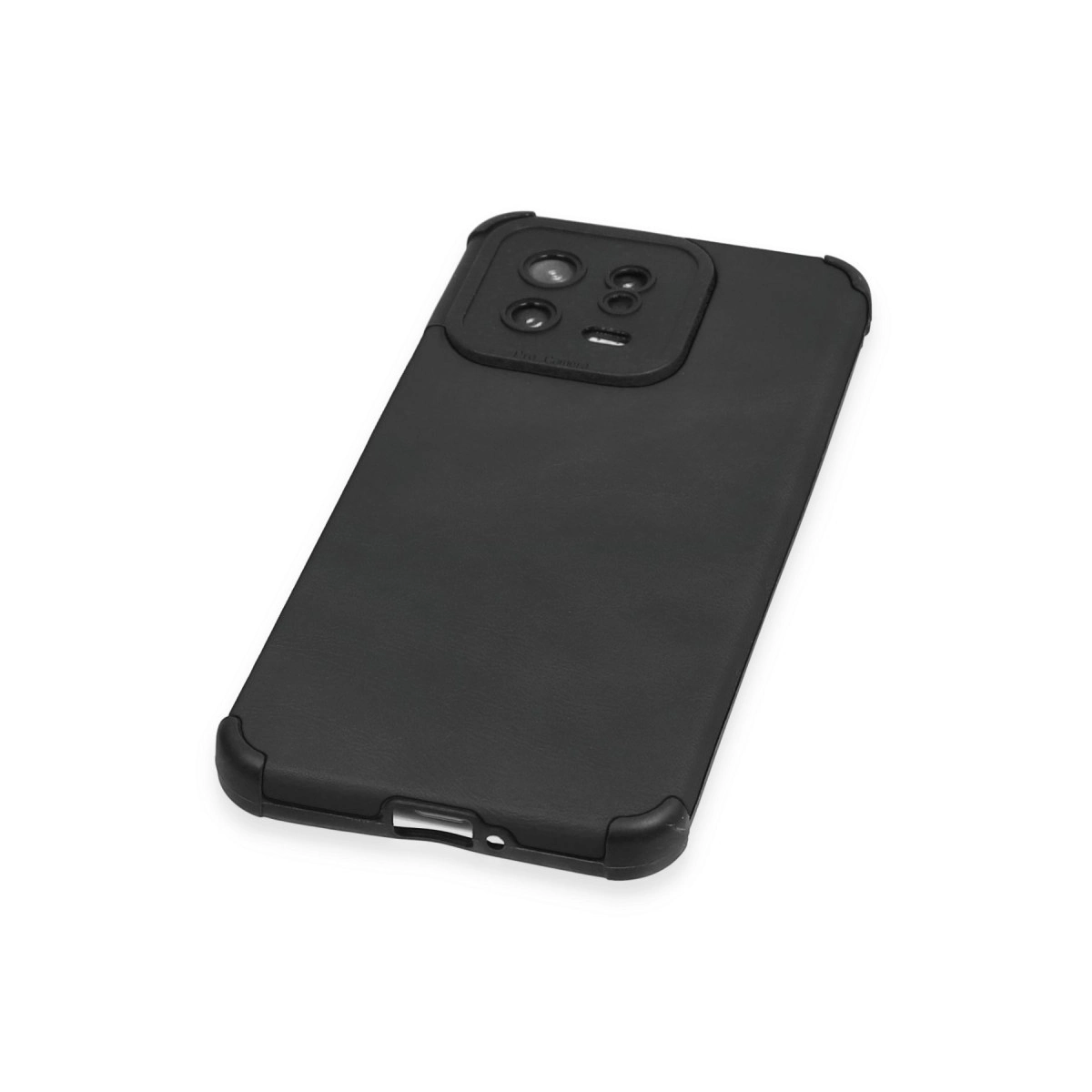 Kamera korumalı siyah telefon kılıfı, beyaz zeminde.