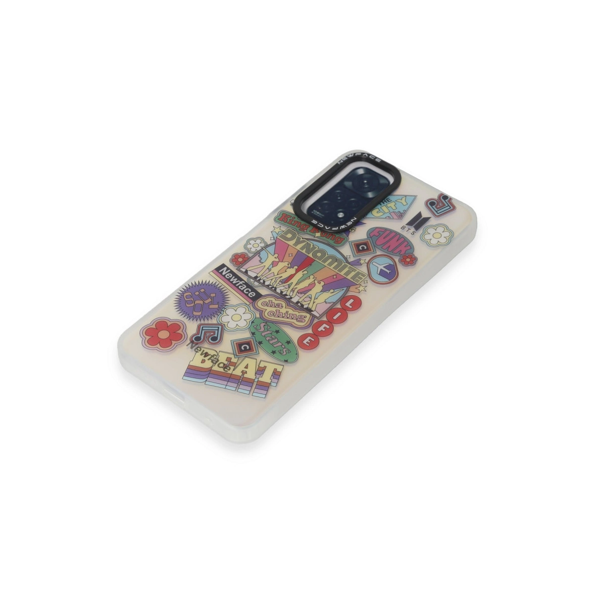 DYNAMITE, FUNK, BTS ve çiçekler gibi renkli BTS çıkartmalarına sahip şeffaf telefon kılıfı.