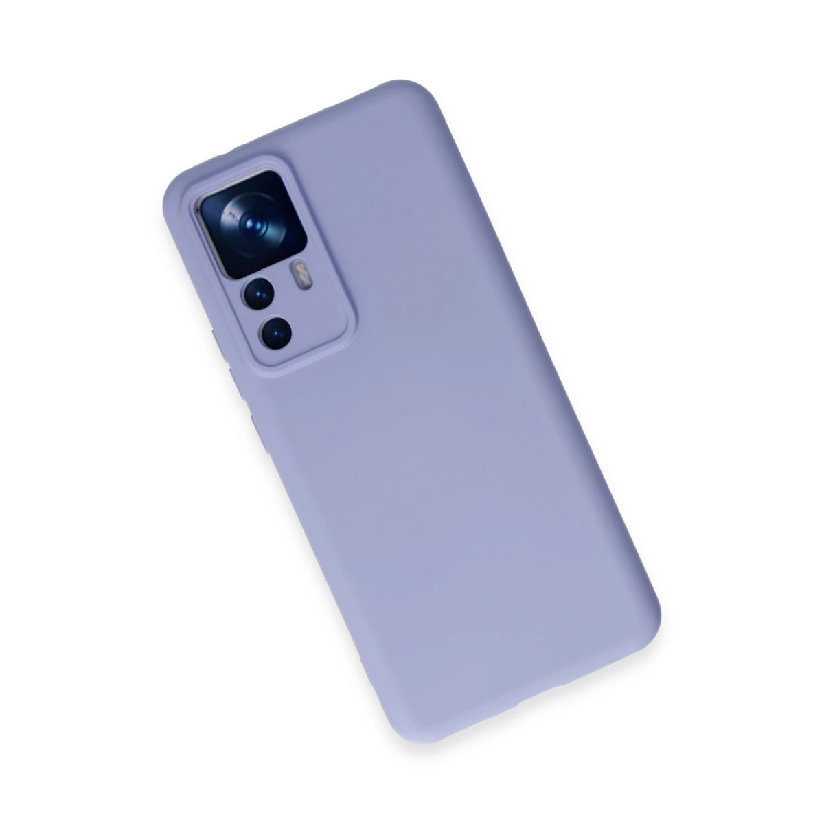 Arkada kamera kesimli açık mor telefon kılıfı.
