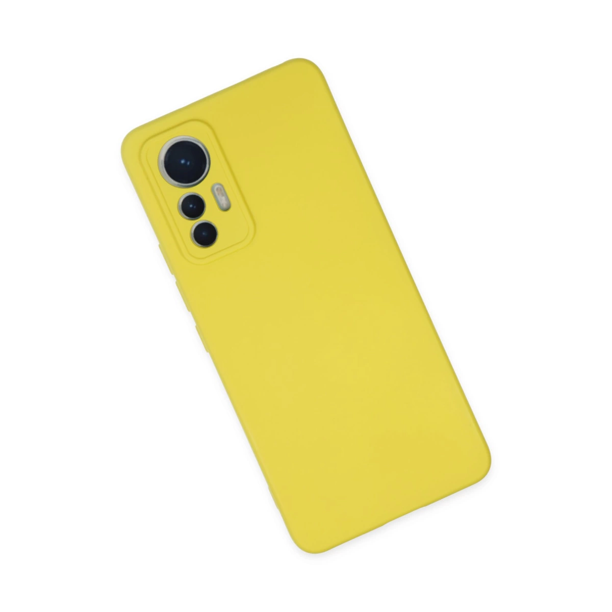 Arkada kamera modülü bulunan sarı telefon kılıfı.
