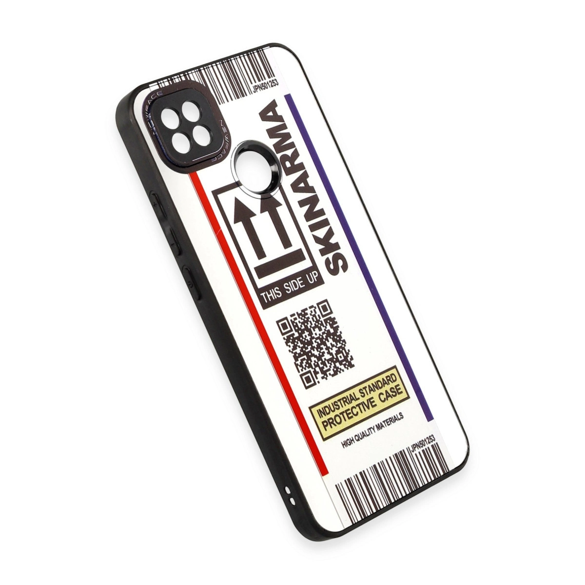 Siyah ve kırmızı şeritli, barkodlu ve QR kodlu beyaz telefon kılıfı.