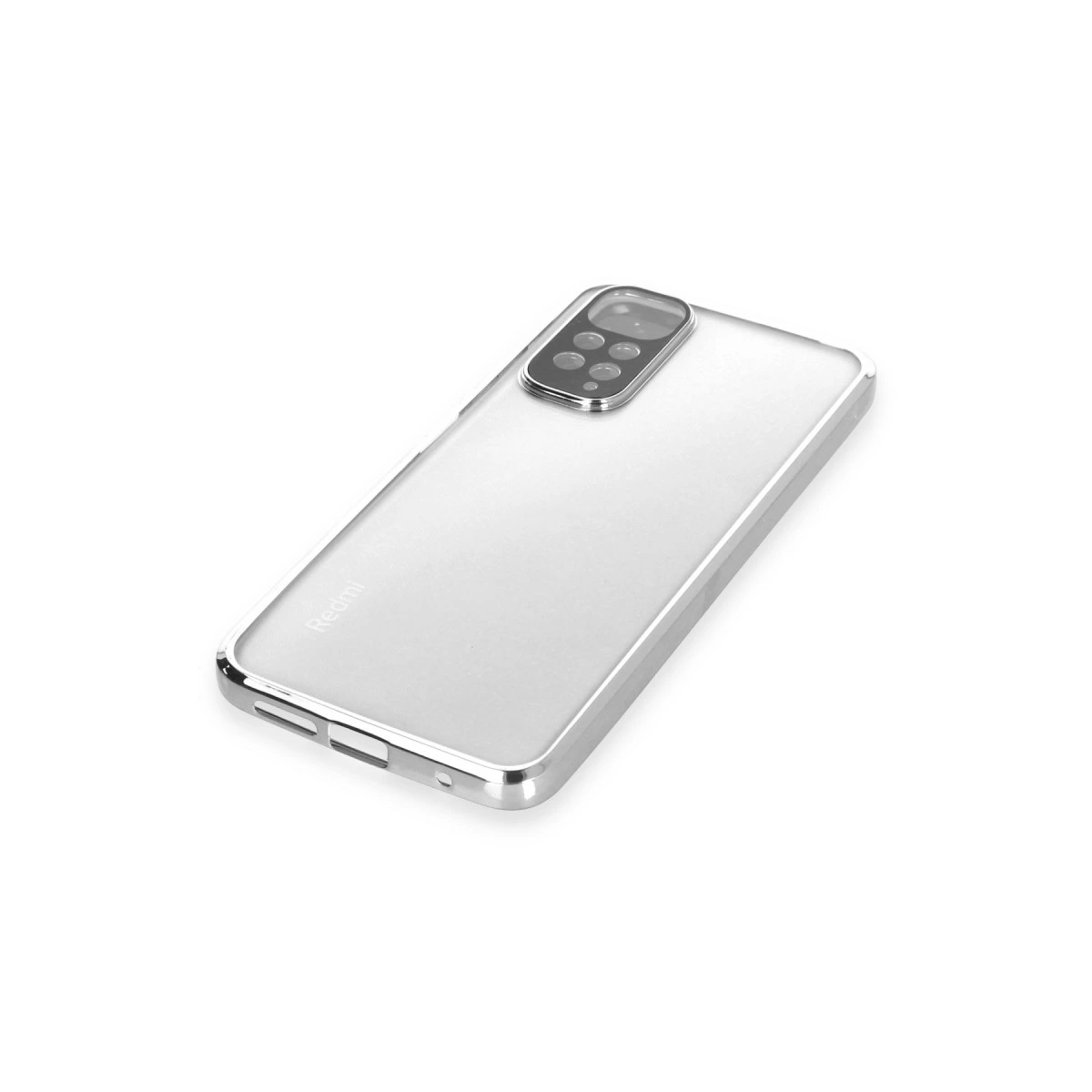 Beyaz arka planda dört kameralı gümüş telefon.
