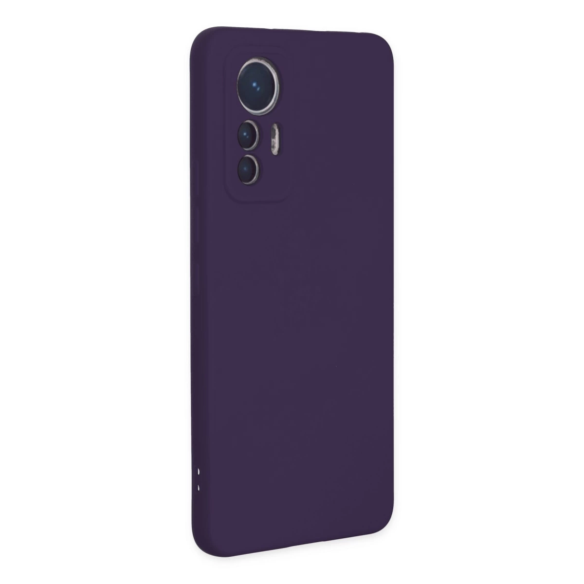 Arkada üç kamera lensi bulunan koyu mor telefon kılıfı.