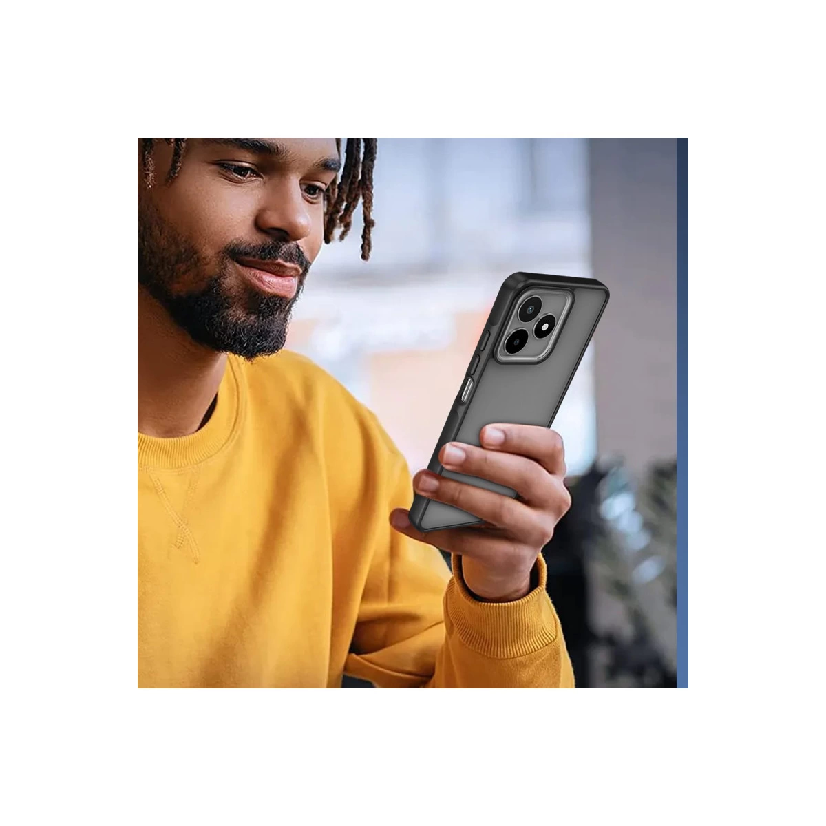 Sarı sweatshirt'li bir adam siyah kılıflı akıllı telefon tutuyor.