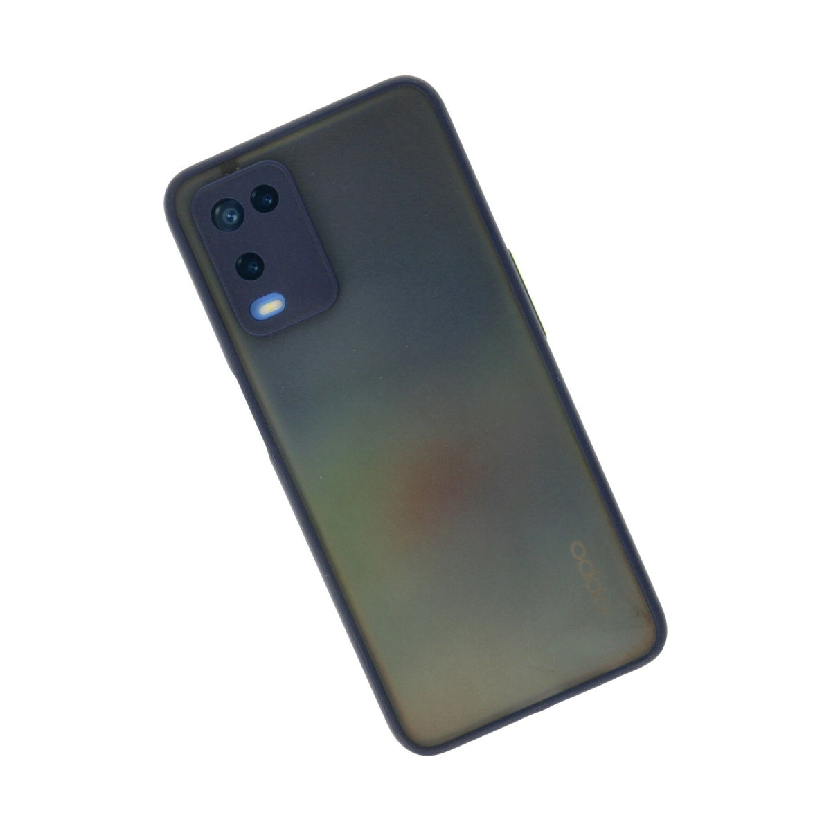 Kamera sistemli koyu renkli akıllı telefon, beyaz arka planda.