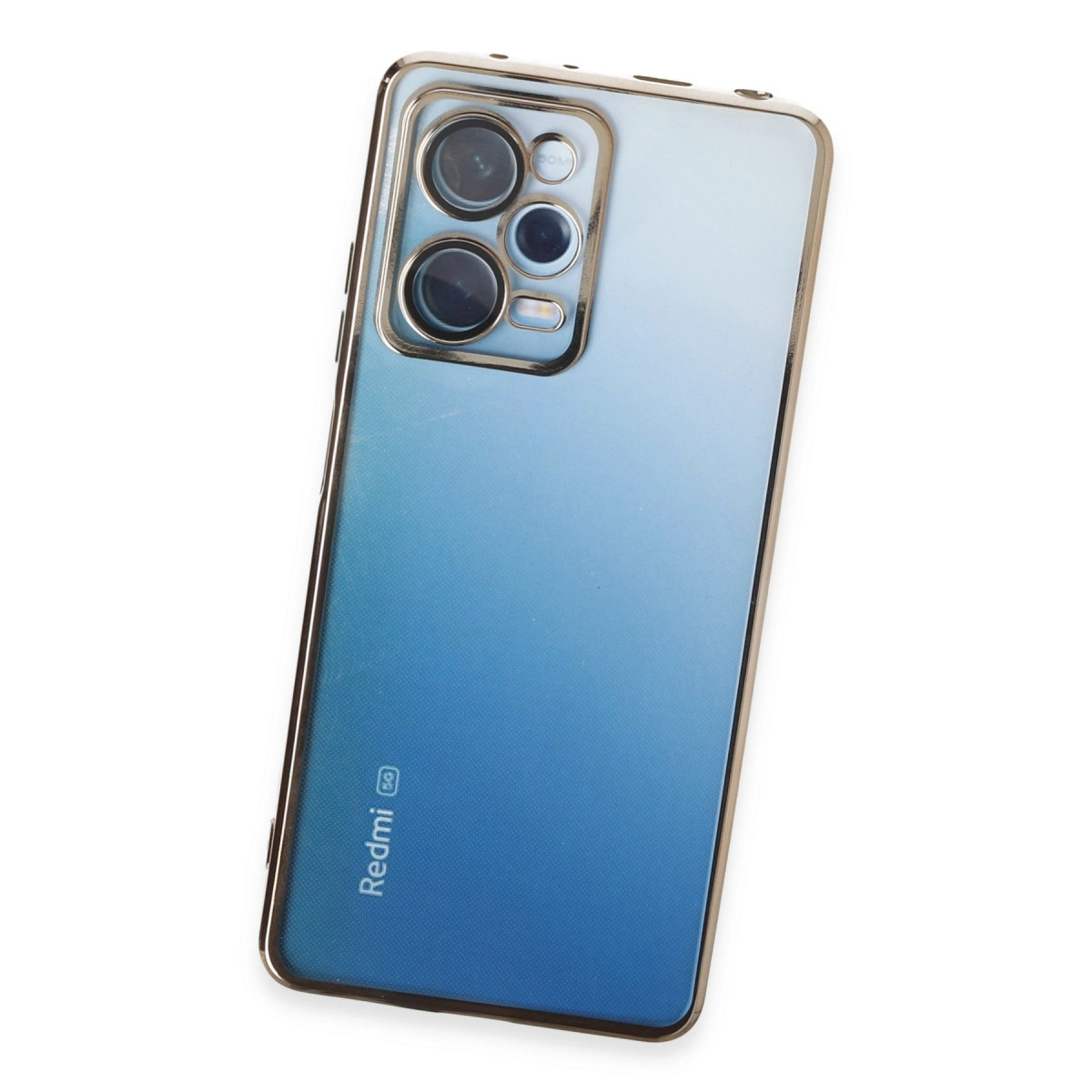 Mavi degrade arka ve üçlü kamera modülüne sahip bir akıllı telefon.