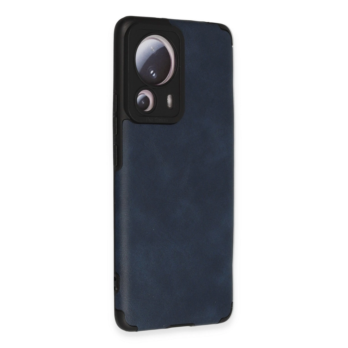 Üç lensli siyah kamera modülüne sahip lacivert telefon kılıfı.