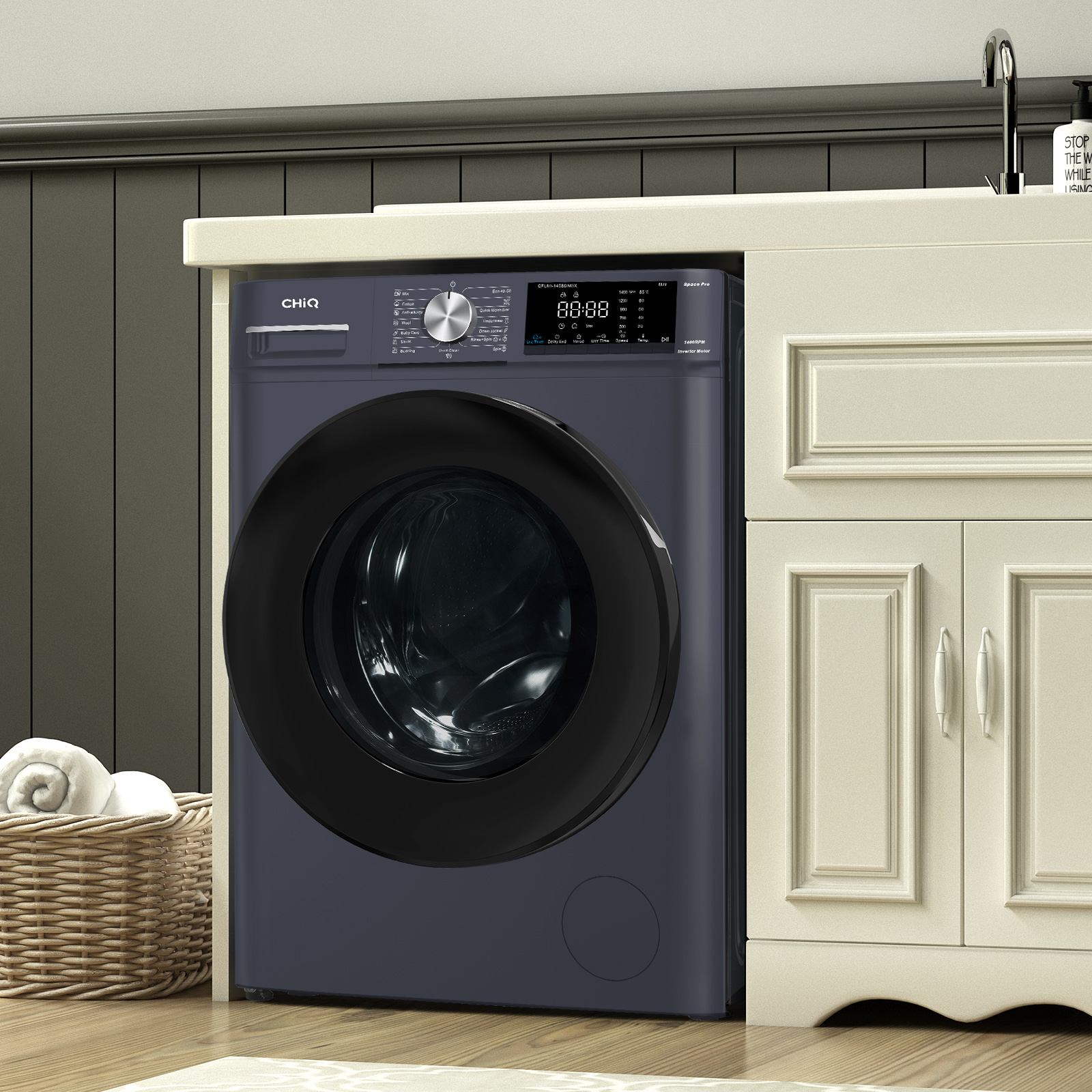 Una lavadora oscura con puerta negra junto a gabinetes color crema.