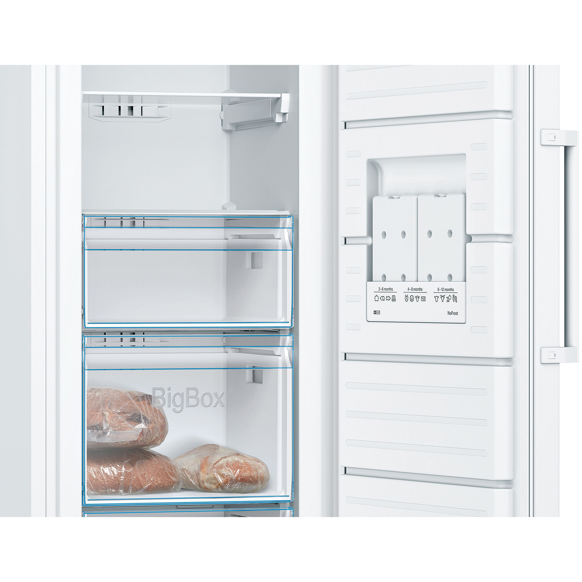 Vista interior de un congelador blanco con cajones y alimentos congelados.