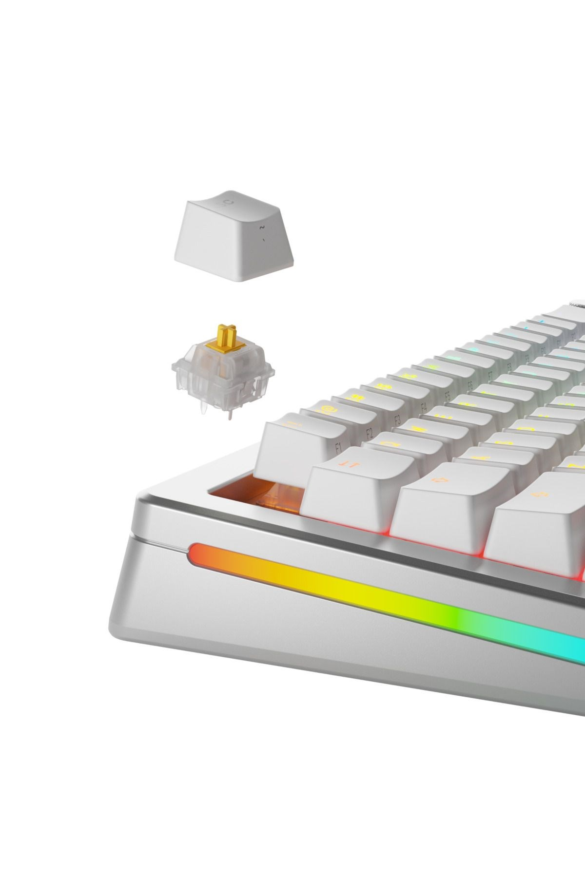 Tasti bianchi e un interruttore sopra una tastiera argentata con illuminazione RGB.