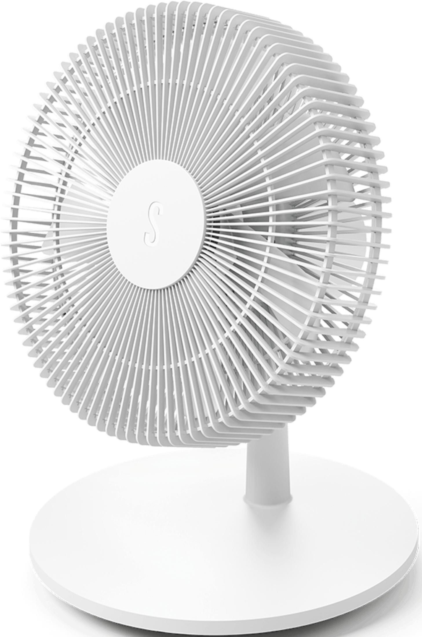 Biały, nowoczesny wentylator biurkowy z okrągłą podstawą i lamelkową kratką. Widoczna jest inicjał marki 'S'.