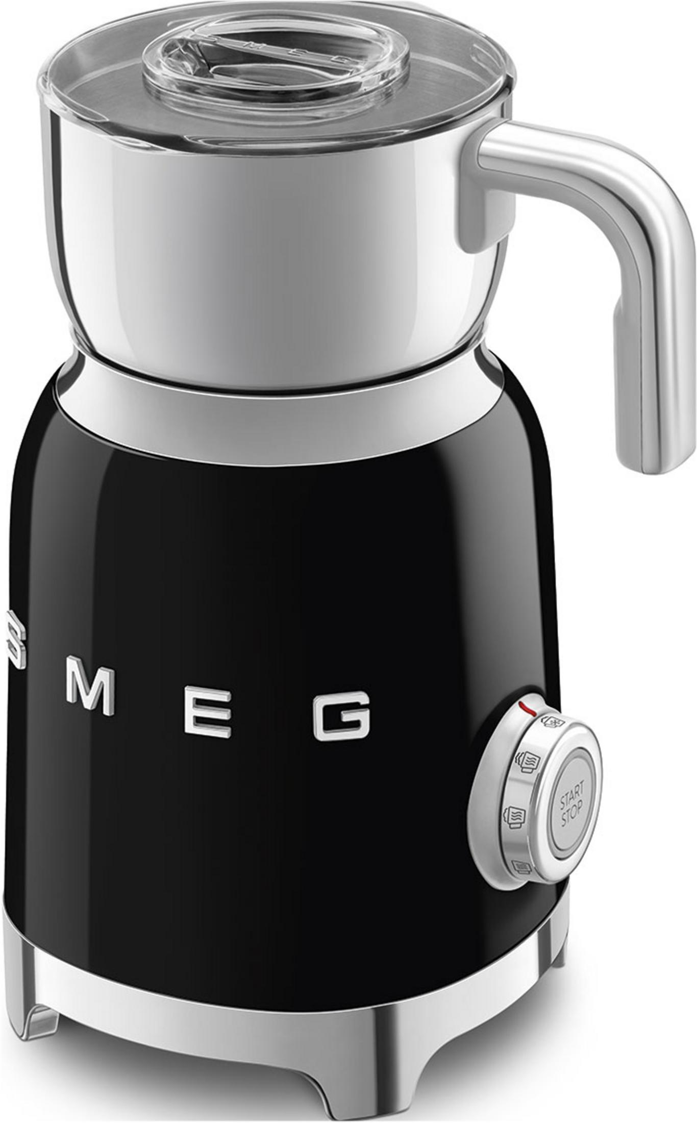 Montalatte Smeg nero con manico e manopola argentati.