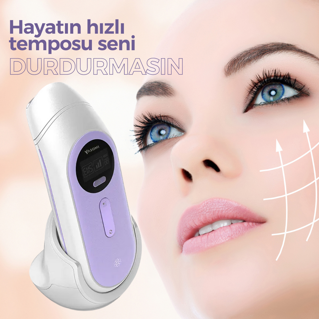 Mavi gözlü bir kadının yüzünün yanında mor ve beyaz cilt bakım cihazı.