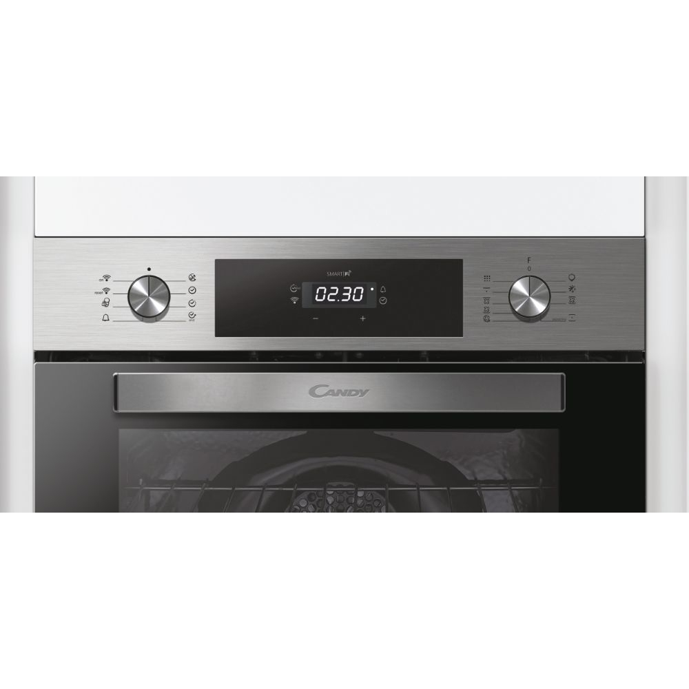 Un moderno forno Candy con display digitale e manopole.