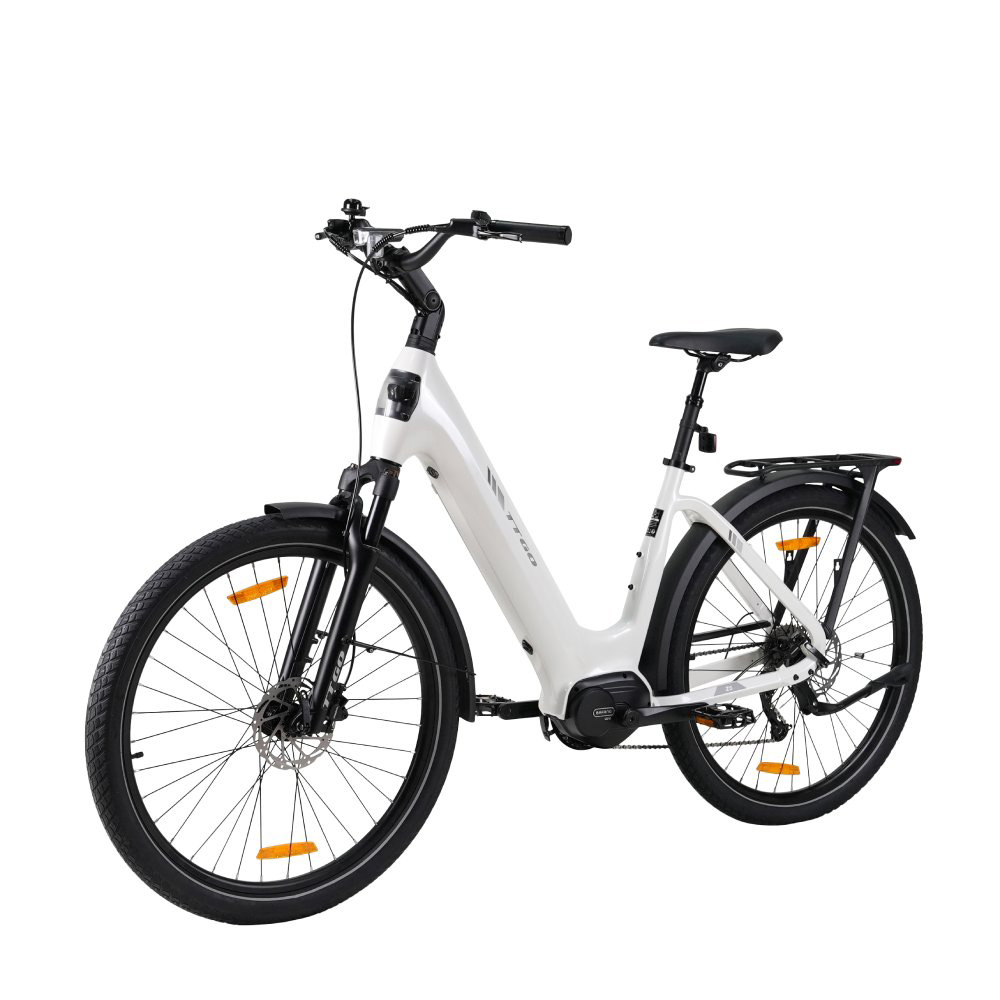 Ein weißes E-Bike mit schwarzem Gepäckträger, Sattel und Reifen auf weißem Hintergrund.