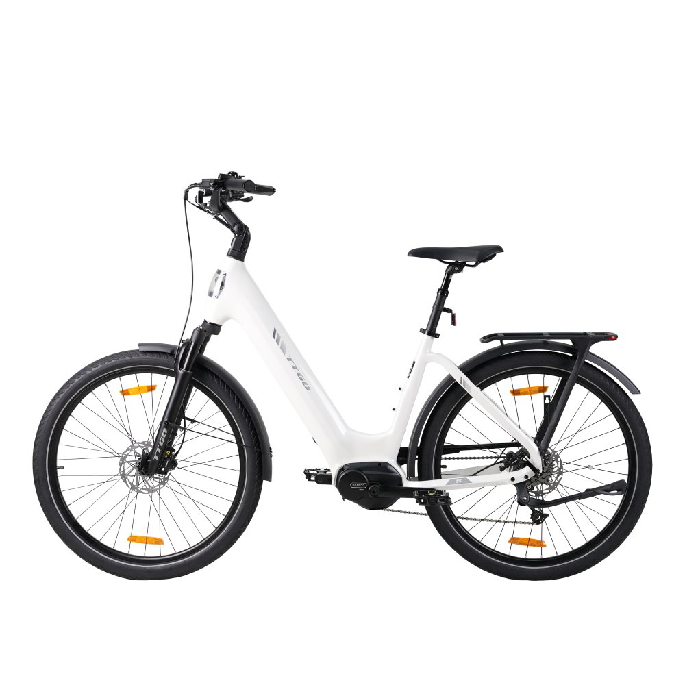 Ein weißes Fahrrad mit schwarzem Sattel, Gepäckträger und schwarzen Reifen.