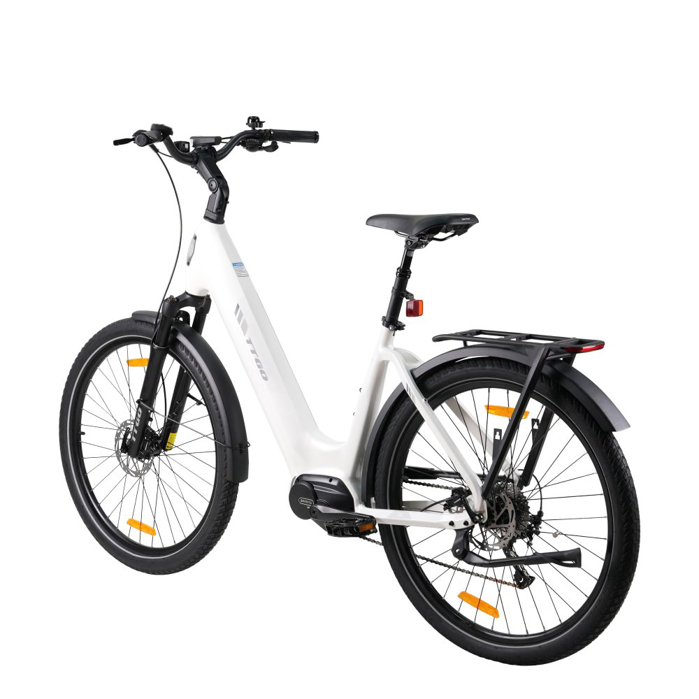 Ein weißes Damen-E-Bike mit Gepäckträger, Vorder- und Rücklicht, weißen Felgen und schwarzen Reifen.