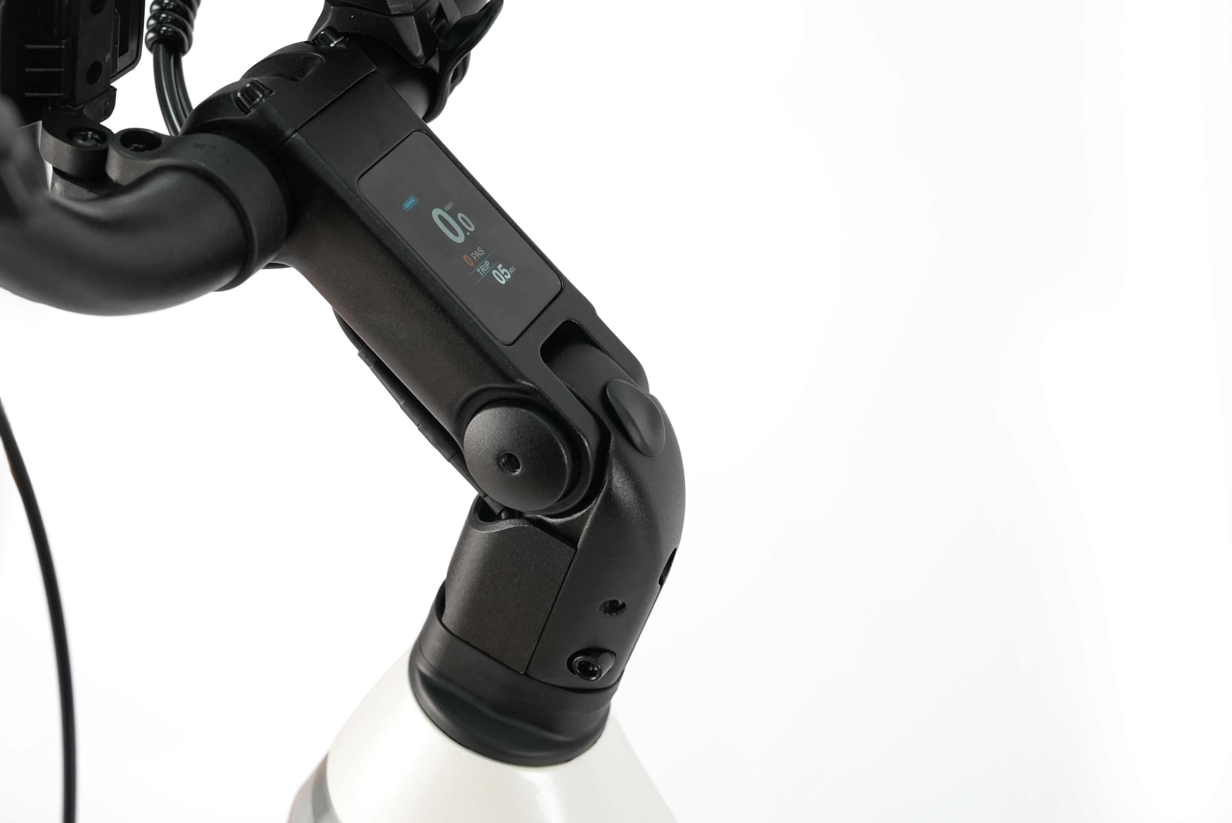 Nahaufnahme des Lenkers eines E-Scooters mit digitalem Display, das Geschwindigkeit und Trip anzeigt.