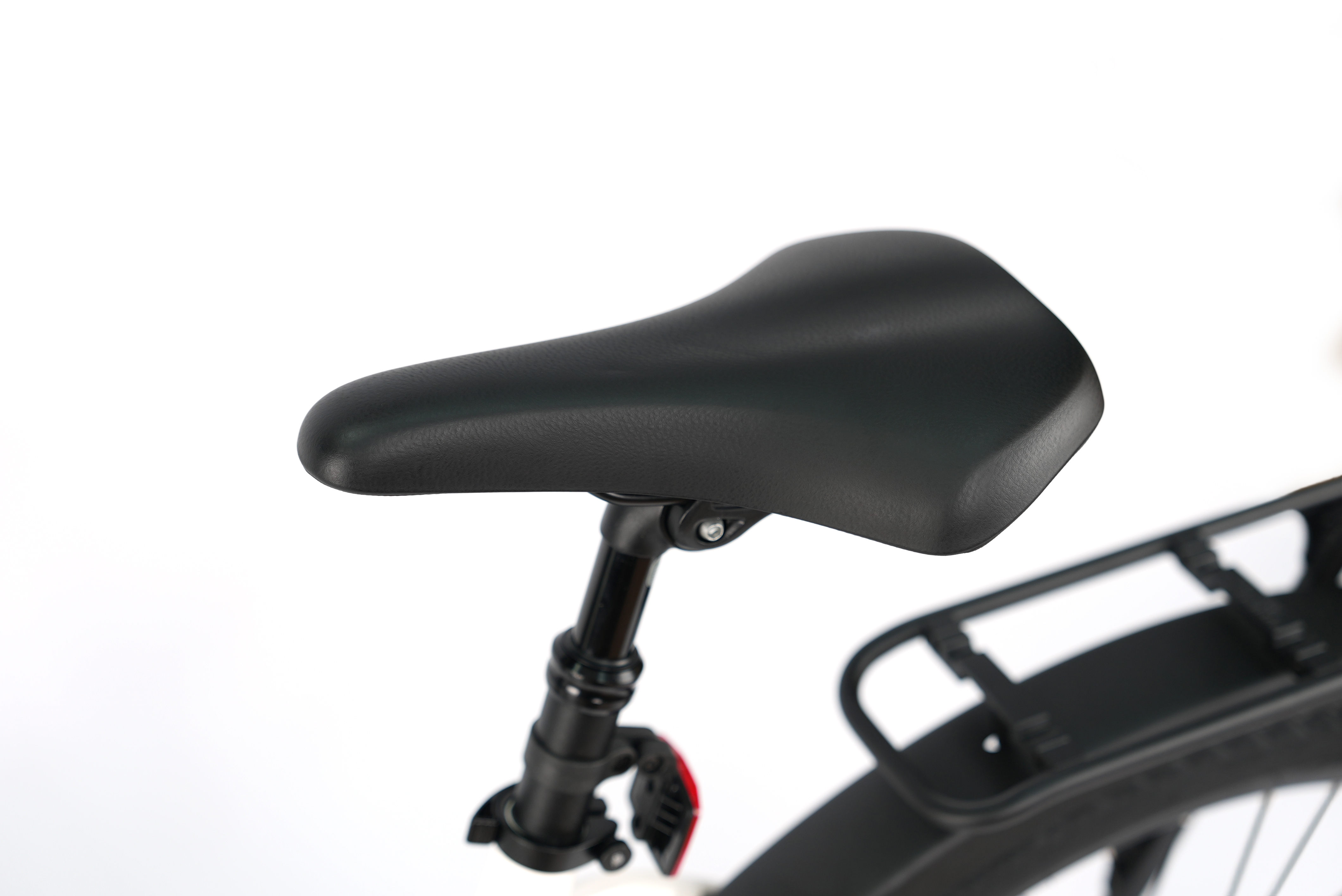 Schwarzer Fahrradsattel auf schwarzem Sattelrohr mit Gepäckträger und Schutzblech.