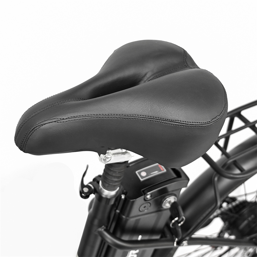 Schwarzer Fahrradsattel mit Metallfederung, weißer Hintergrund.
